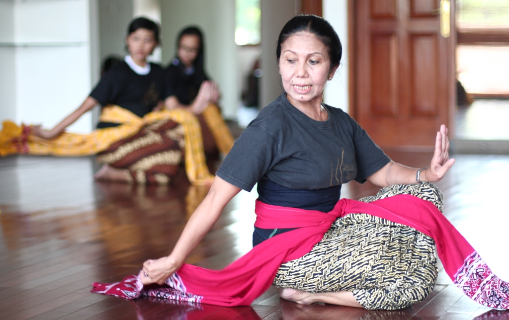 Bu Nuk Sri Lestari teaching her students in the middle of Javanese Dancing Class